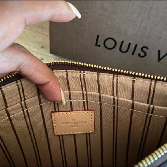 💛SOLD💛Louis Vuitton wristlet - Picture 5 of 9